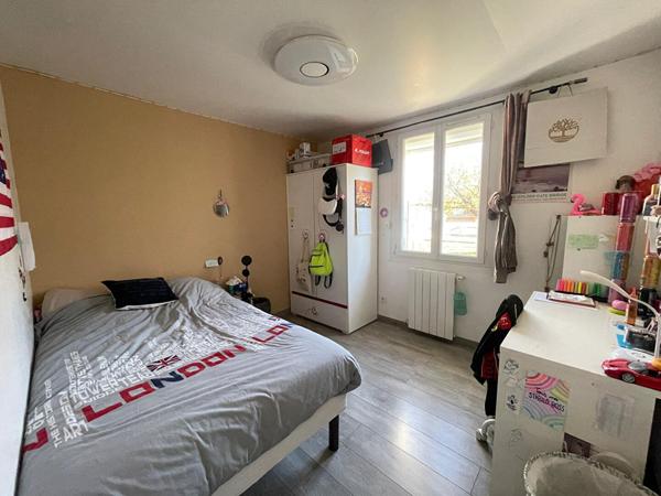 Maison Bouc Bel Air 6 pièce(s) 130 m2 véranda comprise, environ 875 m² de jardin exposition Sud Est, 4 chambres et un grand garage