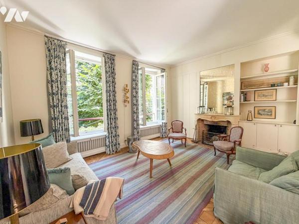 Paris 7ème  quartier des Antiquaires rue de Verneuil appartement  au calme donnant sur jardin