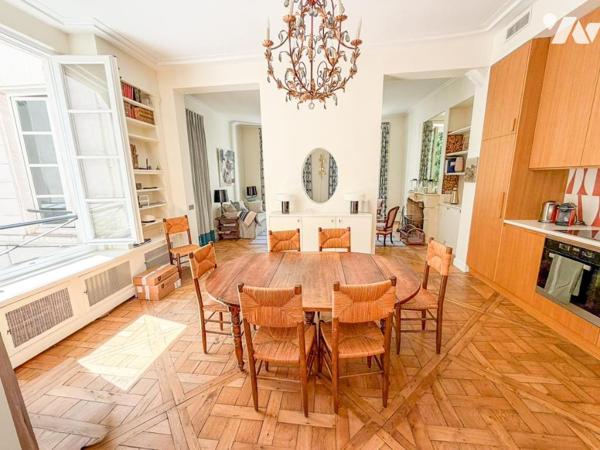 Paris 7ème  quartier des Antiquaires rue de Verneuil appartement  au calme donnant sur jardin