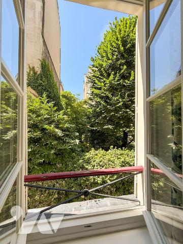 Paris 7ème  quartier des Antiquaires rue de Verneuil appartement  au calme donnant sur jardin