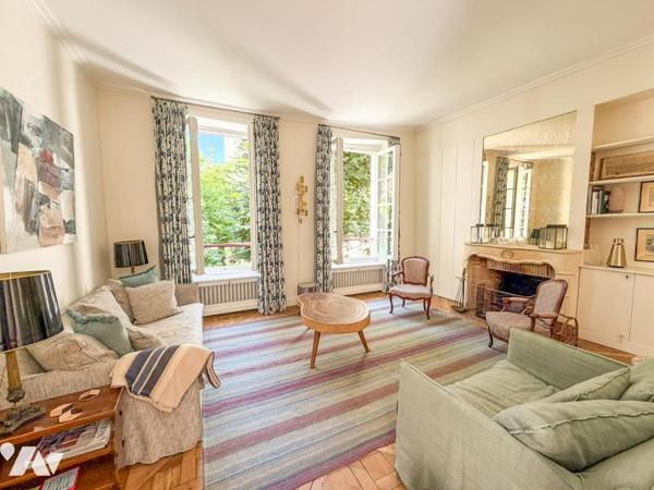 Paris 7ème  quartier des Antiquaires rue de Verneuil appartement  au calme donnant sur jardin