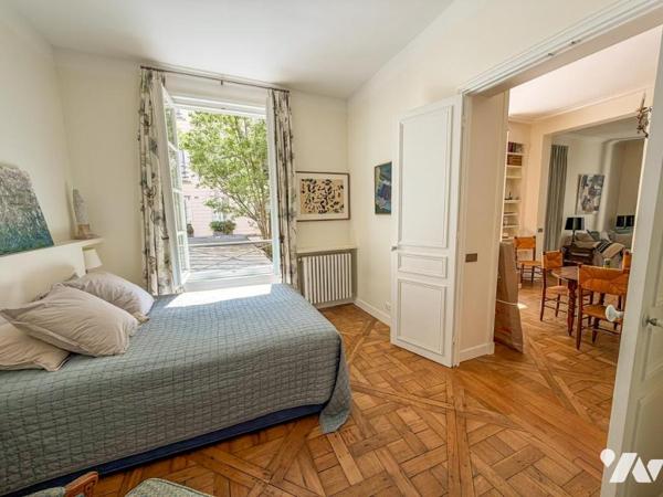 Paris 7ème  quartier des Antiquaires rue de Verneuil appartement  au calme donnant sur jardin