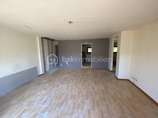 Nous vous proposons un appartement T4 « vendu en plateau à aménager », au sein d’une copropriété entièrement rénovée, toiture, isolation extérieure, façades, menuiseries extérieures, parties communes et aménagements extérieurs.

Avec son entrée indépendante, sans vis à vis, cet appartement s'apparente à un chalet indépendant. Agencé sur trois niveaux, en rez-de-chaussée entrée, buanderie et local à skis/vélos, au 1er étage une pièce de vie confortable et traversante de 38 m2 ouverte sur une grande terrasse bois plein sud, une chambre et une salle d'eau avec WC, au 2ième étage, deux chambres mansardées.

Les atouts de ce bien 👍 :

🏠 Entrée indépendante,
🌳 Jardin et stationnement privatif (inclus dans le prix de vente).
🎿🚲 Dépendances et rangements
🍹Spacieuse pièce de vie ouverte sur une terrasse bois plein Sud à l'étage
🛏️ 3 chambres
🌅 Belle exposition Sud et Est

Afin de faciliter votre projection nous avons réalisé une étude complète, pour le chiffrage des travaux d’aménagements intérieurs, basée sur les visuels fournis dans l’annonce. Une rénovation haut de gamme avec des matériaux de qualité, chauffage par pompe à chaleur air/air, rénovation des sols en carrelage grès cérame, au moins un mur en bois vieilli dans chaque pièce pour conférer une ambiance montagne chaleureuse, rénovation de l’installation électrique, des sanitaires, des murs et plafonds.

Une pré-étude chiffrée vous sera transmise sur demande. Si vous le souhaitez nous pouvons vous mettre en relation avec notre prestataire qui assurera la programmation et le suivi des travaux avec les entreprises locales. 

Proposé au prix de 171 000€ honoraires charge vendeur, saisissez l’opportunité d’acquérir un appartement au sein d’un ensemble immobilier entièrement rénové avec la possibilité de choisir votre aménagement intérieur. Stationnements supplémentaires disponibles en sus 3500 €/u