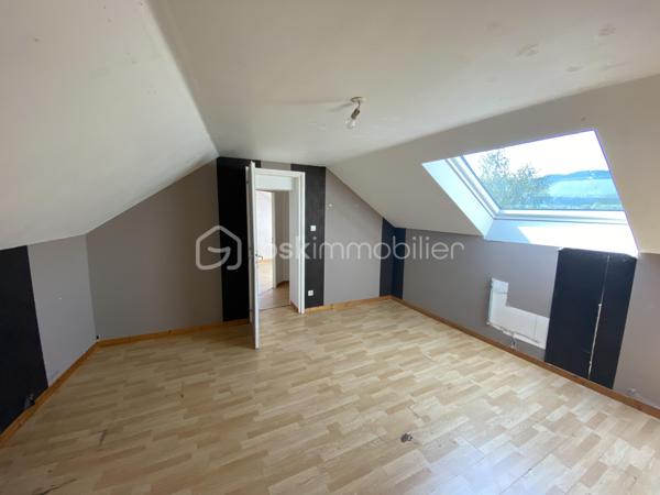 Nous vous proposons un appartement T4 « vendu en plateau à aménager », au sein d’une copropriété entièrement rénovée, toiture, isolation extérieure, façades, menuiseries extérieures, parties communes et aménagements extérieurs.

Avec son entrée indépendante, sans vis à vis, cet appartement s'apparente à un chalet indépendant. Agencé sur trois niveaux, en rez-de-chaussée entrée, buanderie et local à skis/vélos, au 1er étage une pièce de vie confortable et traversante de 38 m2 ouverte sur une grande terrasse bois plein sud, une chambre et une salle d'eau avec WC, au 2ième étage, deux chambres mansardées.

Les atouts de ce bien 👍 :

🏠 Entrée indépendante,
🌳 Jardin et stationnement privatif (inclus dans le prix de vente).
🎿🚲 Dépendances et rangements
🍹Spacieuse pièce de vie ouverte sur une terrasse bois plein Sud à l'étage
🛏️ 3 chambres
🌅 Belle exposition Sud et Est

Afin de faciliter votre projection nous avons réalisé une étude complète, pour le chiffrage des travaux d’aménagements intérieurs, basée sur les visuels fournis dans l’annonce. Une rénovation haut de gamme avec des matériaux de qualité, chauffage par pompe à chaleur air/air, rénovation des sols en carrelage grès cérame, au moins un mur en bois vieilli dans chaque pièce pour conférer une ambiance montagne chaleureuse, rénovation de l’installation électrique, des sanitaires, des murs et plafonds.

Une pré-étude chiffrée vous sera transmise sur demande. Si vous le souhaitez nous pouvons vous mettre en relation avec notre prestataire qui assurera la programmation et le suivi des travaux avec les entreprises locales. 

Proposé au prix de 171 000€ honoraires charge vendeur, saisissez l’opportunité d’acquérir un appartement au sein d’un ensemble immobilier entièrement rénové avec la possibilité de choisir votre aménagement intérieur. Stationnements supplémentaires disponibles en sus 3500 €/u