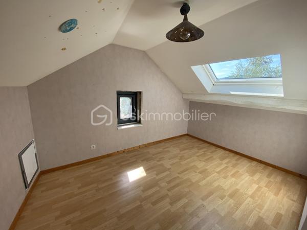 Nous vous proposons un appartement T4 « vendu en plateau à aménager », au sein d’une copropriété entièrement rénovée, toiture, isolation extérieure, façades, menuiseries extérieures, parties communes et aménagements extérieurs.

Avec son entrée indépendante, sans vis à vis, cet appartement s'apparente à un chalet indépendant. Agencé sur trois niveaux, en rez-de-chaussée entrée, buanderie et local à skis/vélos, au 1er étage une pièce de vie confortable et traversante de 38 m2 ouverte sur une grande terrasse bois plein sud, une chambre et une salle d'eau avec WC, au 2ième étage, deux chambres mansardées.

Les atouts de ce bien 👍 :

🏠 Entrée indépendante,
🌳 Jardin et stationnement privatif (inclus dans le prix de vente).
🎿🚲 Dépendances et rangements
🍹Spacieuse pièce de vie ouverte sur une terrasse bois plein Sud à l'étage
🛏️ 3 chambres
🌅 Belle exposition Sud et Est

Afin de faciliter votre projection nous avons réalisé une étude complète, pour le chiffrage des travaux d’aménagements intérieurs, basée sur les visuels fournis dans l’annonce. Une rénovation haut de gamme avec des matériaux de qualité, chauffage par pompe à chaleur air/air, rénovation des sols en carrelage grès cérame, au moins un mur en bois vieilli dans chaque pièce pour conférer une ambiance montagne chaleureuse, rénovation de l’installation électrique, des sanitaires, des murs et plafonds.

Une pré-étude chiffrée vous sera transmise sur demande. Si vous le souhaitez nous pouvons vous mettre en relation avec notre prestataire qui assurera la programmation et le suivi des travaux avec les entreprises locales. 

Proposé au prix de 171 000€ honoraires charge vendeur, saisissez l’opportunité d’acquérir un appartement au sein d’un ensemble immobilier entièrement rénové avec la possibilité de choisir votre aménagement intérieur. Stationnements supplémentaires disponibles en sus 3500 €/u