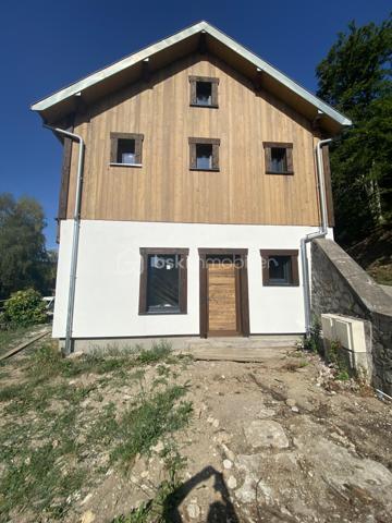 Nous vous proposons un appartement T4 « vendu en plateau à aménager », au sein d’une copropriété entièrement rénovée, toiture, isolation extérieure, façades, menuiseries extérieures, parties communes et aménagements extérieurs.

Avec son entrée indépendante, sans vis à vis, cet appartement s'apparente à un chalet indépendant. Agencé sur trois niveaux, en rez-de-chaussée entrée, buanderie et local à skis/vélos, au 1er étage une pièce de vie confortable et traversante de 38 m2 ouverte sur une grande terrasse bois plein sud, une chambre et une salle d'eau avec WC, au 2ième étage, deux chambres mansardées.

Les atouts de ce bien 👍 :

🏠 Entrée indépendante,
🌳 Jardin et stationnement privatif (inclus dans le prix de vente).
🎿🚲 Dépendances et rangements
🍹Spacieuse pièce de vie ouverte sur une terrasse bois plein Sud à l'étage
🛏️ 3 chambres
🌅 Belle exposition Sud et Est

Afin de faciliter votre projection nous avons réalisé une étude complète, pour le chiffrage des travaux d’aménagements intérieurs, basée sur les visuels fournis dans l’annonce. Une rénovation haut de gamme avec des matériaux de qualité, chauffage par pompe à chaleur air/air, rénovation des sols en carrelage grès cérame, au moins un mur en bois vieilli dans chaque pièce pour conférer une ambiance montagne chaleureuse, rénovation de l’installation électrique, des sanitaires, des murs et plafonds.

Une pré-étude chiffrée vous sera transmise sur demande. Si vous le souhaitez nous pouvons vous mettre en relation avec notre prestataire qui assurera la programmation et le suivi des travaux avec les entreprises locales. 

Proposé au prix de 171 000€ honoraires charge vendeur, saisissez l’opportunité d’acquérir un appartement au sein d’un ensemble immobilier entièrement rénové avec la possibilité de choisir votre aménagement intérieur. Stationnements supplémentaires disponibles en sus 3500 €/u