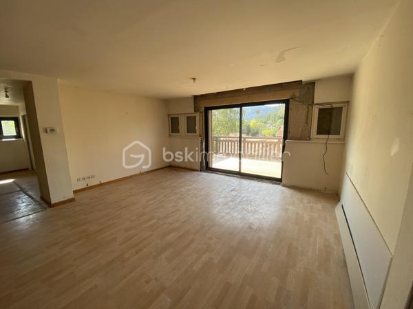 Nous vous proposons un appartement T4 « vendu en plateau à aménager », au sein d’une copropriété entièrement rénovée, toiture, isolation extérieure, façades, menuiseries extérieures, parties communes et aménagements extérieurs.

Avec son entrée indépendante, sans vis à vis, cet appartement s'apparente à un chalet indépendant. Agencé sur trois niveaux, en rez-de-chaussée entrée, buanderie et local à skis/vélos, au 1er étage une pièce de vie confortable et traversante de 38 m2 ouverte sur une grande terrasse bois plein sud, une chambre et une salle d'eau avec WC, au 2ième étage, deux chambres mansardées.

Les atouts de ce bien 👍 :

🏠 Entrée indépendante,
🌳 Jardin et stationnement privatif (inclus dans le prix de vente).
🎿🚲 Dépendances et rangements
🍹Spacieuse pièce de vie ouverte sur une terrasse bois plein Sud à l'étage
🛏️ 3 chambres
🌅 Belle exposition Sud et Est

Afin de faciliter votre projection nous avons réalisé une étude complète, pour le chiffrage des travaux d’aménagements intérieurs, basée sur les visuels fournis dans l’annonce. Une rénovation haut de gamme avec des matériaux de qualité, chauffage par pompe à chaleur air/air, rénovation des sols en carrelage grès cérame, au moins un mur en bois vieilli dans chaque pièce pour conférer une ambiance montagne chaleureuse, rénovation de l’installation électrique, des sanitaires, des murs et plafonds.

Une pré-étude chiffrée vous sera transmise sur demande. Si vous le souhaitez nous pouvons vous mettre en relation avec notre prestataire qui assurera la programmation et le suivi des travaux avec les entreprises locales. 

Proposé au prix de 171 000€ honoraires charge vendeur, saisissez l’opportunité d’acquérir un appartement au sein d’un ensemble immobilier entièrement rénové avec la possibilité de choisir votre aménagement intérieur. Stationnements supplémentaires disponibles en sus 3500 €/u