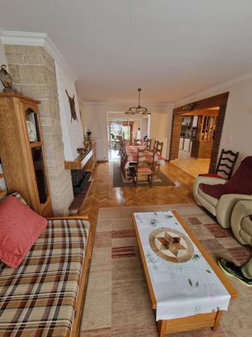 Le charme d’une maison familiale, la solidité d’une vie paisible