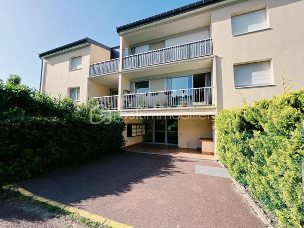 À proximité immédiate du centre-ville de Dourdan, découvrez ce spacieux appartement 2 pièces de 64,55 m², bénéficiant d'une exposition plein sud, offrant une belle luminosité tout au long de la journée.

L'appartement se compose d'une entrée avec rangements, d'une vaste pièce de vie d'environ 33 m² avec cuisine aménagée ouverte, idéale pour partager des moments conviviaux. L'espace nuit comprend une grande chambre d'environ 19 m². Une salle d'eau de 5,25 m² et WC séparé.

Ce bien bénéficie de deux agréables espaces extérieurs : un balcon de 5,32 m² prolongement naturel du séjour, et une loggia de 7,22 m² accessible depuis la cuisine et la chambre, parfaite pour profiter des beaux jours tout au long de l’année.

Une cave de 4,70 m² ainsi qu'une place de stationnement privative en sous-sol complètent ce bien.

Un emplacement recherché, offrant un quotidien facilité grâce à la proximité des commerces, des établissements scolaires, des services de santé, des restaurants et de la gare RER C de Dourdan, accessible en quelques minutes.

Les atouts du bien :

✔ Appartement de 64,55 m²
✔ Exposition plein sud
✔ Belle pièce de vie d'environ 33 m²
✔ Grande chambre d'environ 19 m²
✔ Balcon de 5,32 m²
✔ Loggia de 7,22 m²
✔ Cave de 4,70 m²
✔ Place de parking privative en sous-sol
✔ Proximité des commerces, écoles, transports et gare RER C

Un appartement lumineux, spacieux et idéalement situé, parfait pour une résidence principale comme pour un investissement locatif.