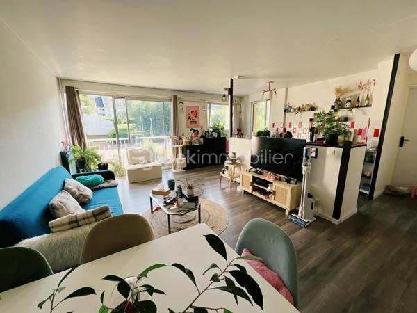 À proximité immédiate du centre-ville de Dourdan, découvrez ce spacieux appartement 2 pièces de 64,55 m², bénéficiant d'une exposition plein sud, offrant une belle luminosité tout au long de la journée.

L'appartement se compose d'une entrée avec rangements, d'une vaste pièce de vie d'environ 33 m² avec cuisine aménagée ouverte, idéale pour partager des moments conviviaux. L'espace nuit comprend une grande chambre d'environ 19 m². Une salle d'eau de 5,25 m² et WC séparé.

Ce bien bénéficie de deux agréables espaces extérieurs : un balcon de 5,32 m² prolongement naturel du séjour, et une loggia de 7,22 m² accessible depuis la cuisine et la chambre, parfaite pour profiter des beaux jours tout au long de l’année.

Une cave de 4,70 m² ainsi qu'une place de stationnement privative en sous-sol complètent ce bien.

Un emplacement recherché, offrant un quotidien facilité grâce à la proximité des commerces, des établissements scolaires, des services de santé, des restaurants et de la gare RER C de Dourdan, accessible en quelques minutes.

Les atouts du bien :

✔ Appartement de 64,55 m²
✔ Exposition plein sud
✔ Belle pièce de vie d'environ 33 m²
✔ Grande chambre d'environ 19 m²
✔ Balcon de 5,32 m²
✔ Loggia de 7,22 m²
✔ Cave de 4,70 m²
✔ Place de parking privative en sous-sol
✔ Proximité des commerces, écoles, transports et gare RER C

Un appartement lumineux, spacieux et idéalement situé, parfait pour une résidence principale comme pour un investissement locatif.
