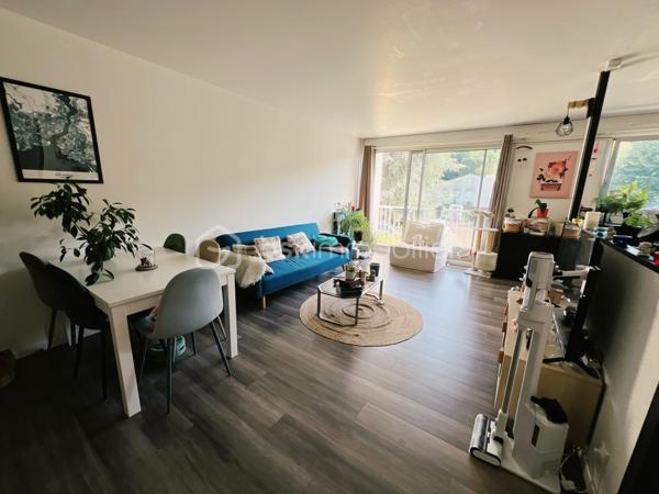 À proximité immédiate du centre-ville de Dourdan, découvrez ce spacieux appartement 2 pièces de 64,55 m², bénéficiant d'une exposition plein sud, offrant une belle luminosité tout au long de la journée.

L'appartement se compose d'une entrée avec rangements, d'une vaste pièce de vie d'environ 33 m² avec cuisine aménagée ouverte, idéale pour partager des moments conviviaux. L'espace nuit comprend une grande chambre d'environ 19 m². Une salle d'eau de 5,25 m² et WC séparé.

Ce bien bénéficie de deux agréables espaces extérieurs : un balcon de 5,32 m² prolongement naturel du séjour, et une loggia de 7,22 m² accessible depuis la cuisine et la chambre, parfaite pour profiter des beaux jours tout au long de l’année.

Une cave de 4,70 m² ainsi qu'une place de stationnement privative en sous-sol complètent ce bien.

Un emplacement recherché, offrant un quotidien facilité grâce à la proximité des commerces, des établissements scolaires, des services de santé, des restaurants et de la gare RER C de Dourdan, accessible en quelques minutes.

Les atouts du bien :

✔ Appartement de 64,55 m²
✔ Exposition plein sud
✔ Belle pièce de vie d'environ 33 m²
✔ Grande chambre d'environ 19 m²
✔ Balcon de 5,32 m²
✔ Loggia de 7,22 m²
✔ Cave de 4,70 m²
✔ Place de parking privative en sous-sol
✔ Proximité des commerces, écoles, transports et gare RER C

Un appartement lumineux, spacieux et idéalement situé, parfait pour une résidence principale comme pour un investissement locatif.