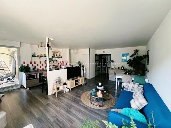 À proximité immédiate du centre-ville de Dourdan, découvrez ce spacieux appartement 2 pièces de 64,55 m², bénéficiant d'une exposition plein sud, offrant une belle luminosité tout au long de la journée.

L'appartement se compose d'une entrée avec rangements, d'une vaste pièce de vie d'environ 33 m² avec cuisine aménagée ouverte, idéale pour partager des moments conviviaux. L'espace nuit comprend une grande chambre d'environ 19 m². Une salle d'eau de 5,25 m² et WC séparé.

Ce bien bénéficie de deux agréables espaces extérieurs : un balcon de 5,32 m² prolongement naturel du séjour, et une loggia de 7,22 m² accessible depuis la cuisine et la chambre, parfaite pour profiter des beaux jours tout au long de l’année.

Une cave de 4,70 m² ainsi qu'une place de stationnement privative en sous-sol complètent ce bien.

Un emplacement recherché, offrant un quotidien facilité grâce à la proximité des commerces, des établissements scolaires, des services de santé, des restaurants et de la gare RER C de Dourdan, accessible en quelques minutes.

Les atouts du bien :

✔ Appartement de 64,55 m²
✔ Exposition plein sud
✔ Belle pièce de vie d'environ 33 m²
✔ Grande chambre d'environ 19 m²
✔ Balcon de 5,32 m²
✔ Loggia de 7,22 m²
✔ Cave de 4,70 m²
✔ Place de parking privative en sous-sol
✔ Proximité des commerces, écoles, transports et gare RER C

Un appartement lumineux, spacieux et idéalement situé, parfait pour une résidence principale comme pour un investissement locatif.