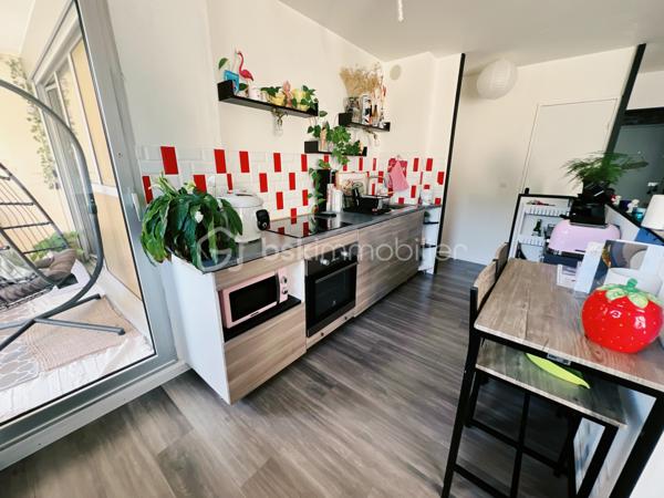 À proximité immédiate du centre-ville de Dourdan, découvrez ce spacieux appartement 2 pièces de 64,55 m², bénéficiant d'une exposition plein sud, offrant une belle luminosité tout au long de la journée.

L'appartement se compose d'une entrée avec rangements, d'une vaste pièce de vie d'environ 33 m² avec cuisine aménagée ouverte, idéale pour partager des moments conviviaux. L'espace nuit comprend une grande chambre d'environ 19 m². Une salle d'eau de 5,25 m² et WC séparé.

Ce bien bénéficie de deux agréables espaces extérieurs : un balcon de 5,32 m² prolongement naturel du séjour, et une loggia de 7,22 m² accessible depuis la cuisine et la chambre, parfaite pour profiter des beaux jours tout au long de l’année.

Une cave de 4,70 m² ainsi qu'une place de stationnement privative en sous-sol complètent ce bien.

Un emplacement recherché, offrant un quotidien facilité grâce à la proximité des commerces, des établissements scolaires, des services de santé, des restaurants et de la gare RER C de Dourdan, accessible en quelques minutes.

Les atouts du bien :

✔ Appartement de 64,55 m²
✔ Exposition plein sud
✔ Belle pièce de vie d'environ 33 m²
✔ Grande chambre d'environ 19 m²
✔ Balcon de 5,32 m²
✔ Loggia de 7,22 m²
✔ Cave de 4,70 m²
✔ Place de parking privative en sous-sol
✔ Proximité des commerces, écoles, transports et gare RER C

Un appartement lumineux, spacieux et idéalement situé, parfait pour une résidence principale comme pour un investissement locatif.
