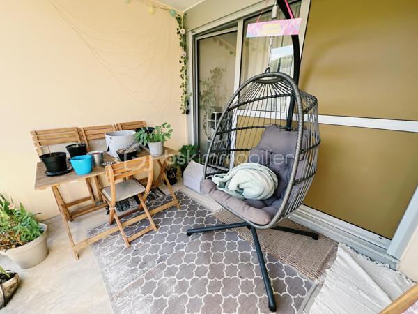 À proximité immédiate du centre-ville de Dourdan, découvrez ce spacieux appartement 2 pièces de 64,55 m², bénéficiant d'une exposition plein sud, offrant une belle luminosité tout au long de la journée.

L'appartement se compose d'une entrée avec rangements, d'une vaste pièce de vie d'environ 33 m² avec cuisine aménagée ouverte, idéale pour partager des moments conviviaux. L'espace nuit comprend une grande chambre d'environ 19 m². Une salle d'eau de 5,25 m² et WC séparé.

Ce bien bénéficie de deux agréables espaces extérieurs : un balcon de 5,32 m² prolongement naturel du séjour, et une loggia de 7,22 m² accessible depuis la cuisine et la chambre, parfaite pour profiter des beaux jours tout au long de l’année.

Une cave de 4,70 m² ainsi qu'une place de stationnement privative en sous-sol complètent ce bien.

Un emplacement recherché, offrant un quotidien facilité grâce à la proximité des commerces, des établissements scolaires, des services de santé, des restaurants et de la gare RER C de Dourdan, accessible en quelques minutes.

Les atouts du bien :

✔ Appartement de 64,55 m²
✔ Exposition plein sud
✔ Belle pièce de vie d'environ 33 m²
✔ Grande chambre d'environ 19 m²
✔ Balcon de 5,32 m²
✔ Loggia de 7,22 m²
✔ Cave de 4,70 m²
✔ Place de parking privative en sous-sol
✔ Proximité des commerces, écoles, transports et gare RER C

Un appartement lumineux, spacieux et idéalement situé, parfait pour une résidence principale comme pour un investissement locatif.