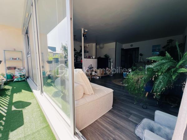 À proximité immédiate du centre-ville de Dourdan, découvrez ce spacieux appartement 2 pièces de 64,55 m², bénéficiant d'une exposition plein sud, offrant une belle luminosité tout au long de la journée.

L'appartement se compose d'une entrée avec rangements, d'une vaste pièce de vie d'environ 33 m² avec cuisine aménagée ouverte, idéale pour partager des moments conviviaux. L'espace nuit comprend une grande chambre d'environ 19 m². Une salle d'eau de 5,25 m² et WC séparé.

Ce bien bénéficie de deux agréables espaces extérieurs : un balcon de 5,32 m² prolongement naturel du séjour, et une loggia de 7,22 m² accessible depuis la cuisine et la chambre, parfaite pour profiter des beaux jours tout au long de l’année.

Une cave de 4,70 m² ainsi qu'une place de stationnement privative en sous-sol complètent ce bien.

Un emplacement recherché, offrant un quotidien facilité grâce à la proximité des commerces, des établissements scolaires, des services de santé, des restaurants et de la gare RER C de Dourdan, accessible en quelques minutes.

Les atouts du bien :

✔ Appartement de 64,55 m²
✔ Exposition plein sud
✔ Belle pièce de vie d'environ 33 m²
✔ Grande chambre d'environ 19 m²
✔ Balcon de 5,32 m²
✔ Loggia de 7,22 m²
✔ Cave de 4,70 m²
✔ Place de parking privative en sous-sol
✔ Proximité des commerces, écoles, transports et gare RER C

Un appartement lumineux, spacieux et idéalement situé, parfait pour une résidence principale comme pour un investissement locatif.