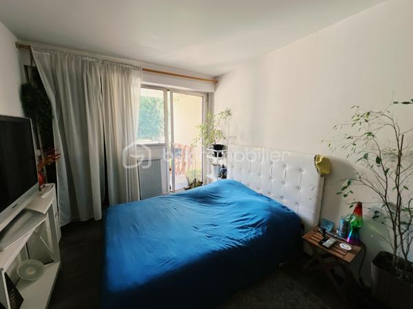 À proximité immédiate du centre-ville de Dourdan, découvrez ce spacieux appartement 2 pièces de 64,55 m², bénéficiant d'une exposition plein sud, offrant une belle luminosité tout au long de la journée.

L'appartement se compose d'une entrée avec rangements, d'une vaste pièce de vie d'environ 33 m² avec cuisine aménagée ouverte, idéale pour partager des moments conviviaux. L'espace nuit comprend une grande chambre d'environ 19 m². Une salle d'eau de 5,25 m² et WC séparé.

Ce bien bénéficie de deux agréables espaces extérieurs : un balcon de 5,32 m² prolongement naturel du séjour, et une loggia de 7,22 m² accessible depuis la cuisine et la chambre, parfaite pour profiter des beaux jours tout au long de l’année.

Une cave de 4,70 m² ainsi qu'une place de stationnement privative en sous-sol complètent ce bien.

Un emplacement recherché, offrant un quotidien facilité grâce à la proximité des commerces, des établissements scolaires, des services de santé, des restaurants et de la gare RER C de Dourdan, accessible en quelques minutes.

Les atouts du bien :

✔ Appartement de 64,55 m²
✔ Exposition plein sud
✔ Belle pièce de vie d'environ 33 m²
✔ Grande chambre d'environ 19 m²
✔ Balcon de 5,32 m²
✔ Loggia de 7,22 m²
✔ Cave de 4,70 m²
✔ Place de parking privative en sous-sol
✔ Proximité des commerces, écoles, transports et gare RER C

Un appartement lumineux, spacieux et idéalement situé, parfait pour une résidence principale comme pour un investissement locatif.