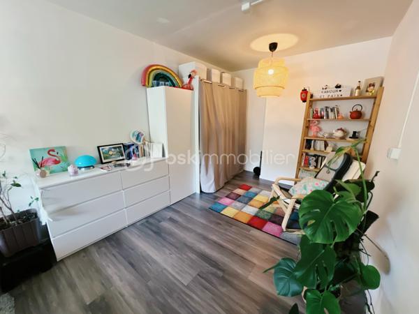 À proximité immédiate du centre-ville de Dourdan, découvrez ce spacieux appartement 2 pièces de 64,55 m², bénéficiant d'une exposition plein sud, offrant une belle luminosité tout au long de la journée.

L'appartement se compose d'une entrée avec rangements, d'une vaste pièce de vie d'environ 33 m² avec cuisine aménagée ouverte, idéale pour partager des moments conviviaux. L'espace nuit comprend une grande chambre d'environ 19 m². Une salle d'eau de 5,25 m² et WC séparé.

Ce bien bénéficie de deux agréables espaces extérieurs : un balcon de 5,32 m² prolongement naturel du séjour, et une loggia de 7,22 m² accessible depuis la cuisine et la chambre, parfaite pour profiter des beaux jours tout au long de l’année.

Une cave de 4,70 m² ainsi qu'une place de stationnement privative en sous-sol complètent ce bien.

Un emplacement recherché, offrant un quotidien facilité grâce à la proximité des commerces, des établissements scolaires, des services de santé, des restaurants et de la gare RER C de Dourdan, accessible en quelques minutes.

Les atouts du bien :

✔ Appartement de 64,55 m²
✔ Exposition plein sud
✔ Belle pièce de vie d'environ 33 m²
✔ Grande chambre d'environ 19 m²
✔ Balcon de 5,32 m²
✔ Loggia de 7,22 m²
✔ Cave de 4,70 m²
✔ Place de parking privative en sous-sol
✔ Proximité des commerces, écoles, transports et gare RER C

Un appartement lumineux, spacieux et idéalement situé, parfait pour une résidence principale comme pour un investissement locatif.