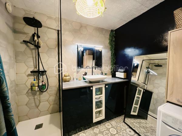 À proximité immédiate du centre-ville de Dourdan, découvrez ce spacieux appartement 2 pièces de 64,55 m², bénéficiant d'une exposition plein sud, offrant une belle luminosité tout au long de la journée.

L'appartement se compose d'une entrée avec rangements, d'une vaste pièce de vie d'environ 33 m² avec cuisine aménagée ouverte, idéale pour partager des moments conviviaux. L'espace nuit comprend une grande chambre d'environ 19 m². Une salle d'eau de 5,25 m² et WC séparé.

Ce bien bénéficie de deux agréables espaces extérieurs : un balcon de 5,32 m² prolongement naturel du séjour, et une loggia de 7,22 m² accessible depuis la cuisine et la chambre, parfaite pour profiter des beaux jours tout au long de l’année.

Une cave de 4,70 m² ainsi qu'une place de stationnement privative en sous-sol complètent ce bien.

Un emplacement recherché, offrant un quotidien facilité grâce à la proximité des commerces, des établissements scolaires, des services de santé, des restaurants et de la gare RER C de Dourdan, accessible en quelques minutes.

Les atouts du bien :

✔ Appartement de 64,55 m²
✔ Exposition plein sud
✔ Belle pièce de vie d'environ 33 m²
✔ Grande chambre d'environ 19 m²
✔ Balcon de 5,32 m²
✔ Loggia de 7,22 m²
✔ Cave de 4,70 m²
✔ Place de parking privative en sous-sol
✔ Proximité des commerces, écoles, transports et gare RER C

Un appartement lumineux, spacieux et idéalement situé, parfait pour une résidence principale comme pour un investissement locatif.