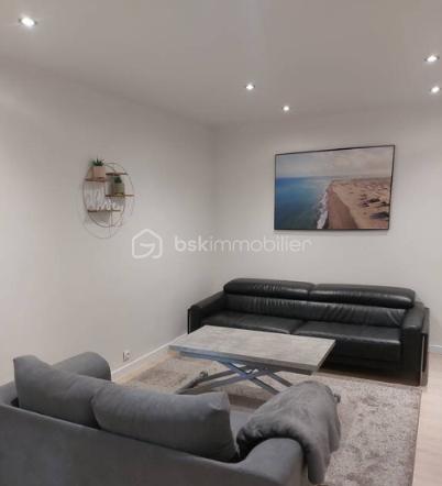 BSK Immobilier vous invite à découvrir  ce charmant appartement de 2 pièces, véritable havre de paix niché en retrait de la rue des Maronites.
​Situé au rez-de-chaussée d'une copropriété ancienne et très bien entretenue (avec gardien), ce bien bénéficie d'un cadre de vie privilégié et paisible, tout en étant au cœur d'un quartier vibrant, recherché et particulièrement commerçant.
​🏠 Les caractéristiques du bien :
​L'espace de vie : Un agréable séjour chaleureux et une cuisine séparée entièrement équipée.
​Le coin nuit : Une belle chambre avec dégagement et une salle de bain fonctionnelle.
​Luminosité & Calme : L'appartement est exposé Sud-Est, offrant une belle luminosité naturelle tout au long de la journée. Il donne entièrement sur le grand jardin intérieur arboré de la copropriété, garantissant un calme absolu.
​Les plus : Une cave saine complète ce bien.
​🚇 Un emplacement idéal et recherché :
​Transports : À seulement 5 minutes à pied de la station Ménilmontant (Ligne 2).
​Vie de quartier : À proximité immédiate des commerces de bouche, des restaurants branchés et des écoles.
​Nature : À 3 minutes à pied du magnifique Parc de Belleville et de sa vue panoramique sur tout Paris.
​🌟 L'avis du conseiller : Un bien rare sur le secteur, idéal pour un premier achat, un pied-à-terre ou un investissement locatif performant. Le combo parfait entre la vie de quartier parisienne et la sérénité d'une vue sur jardin.
Taxe Foncière : 1 070 €
Charges Annuelle : 3 900 €
Une Visite S'impose.
Contacter Moi.