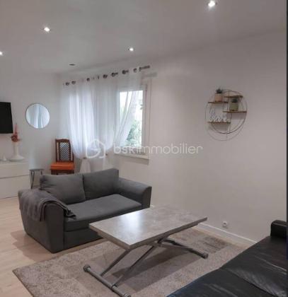 BSK Immobilier vous invite à découvrir  ce charmant appartement de 2 pièces, véritable havre de paix niché en retrait de la rue des Maronites.
​Situé au rez-de-chaussée d'une copropriété ancienne et très bien entretenue (avec gardien), ce bien bénéficie d'un cadre de vie privilégié et paisible, tout en étant au cœur d'un quartier vibrant, recherché et particulièrement commerçant.
​🏠 Les caractéristiques du bien :
​L'espace de vie : Un agréable séjour chaleureux et une cuisine séparée entièrement équipée.
​Le coin nuit : Une belle chambre avec dégagement et une salle de bain fonctionnelle.
​Luminosité & Calme : L'appartement est exposé Sud-Est, offrant une belle luminosité naturelle tout au long de la journée. Il donne entièrement sur le grand jardin intérieur arboré de la copropriété, garantissant un calme absolu.
​Les plus : Une cave saine complète ce bien.
​🚇 Un emplacement idéal et recherché :
​Transports : À seulement 5 minutes à pied de la station Ménilmontant (Ligne 2).
​Vie de quartier : À proximité immédiate des commerces de bouche, des restaurants branchés et des écoles.
​Nature : À 3 minutes à pied du magnifique Parc de Belleville et de sa vue panoramique sur tout Paris.
​🌟 L'avis du conseiller : Un bien rare sur le secteur, idéal pour un premier achat, un pied-à-terre ou un investissement locatif performant. Le combo parfait entre la vie de quartier parisienne et la sérénité d'une vue sur jardin.
Taxe Foncière : 1 070 €
Charges Annuelle : 3 900 €
Une Visite S'impose.
Contacter Moi.