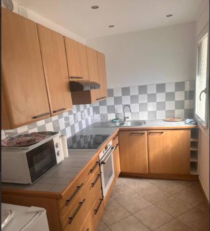 BSK Immobilier vous invite à découvrir  ce charmant appartement de 2 pièces, véritable havre de paix niché en retrait de la rue des Maronites.
​Situé au rez-de-chaussée d'une copropriété ancienne et très bien entretenue (avec gardien), ce bien bénéficie d'un cadre de vie privilégié et paisible, tout en étant au cœur d'un quartier vibrant, recherché et particulièrement commerçant.
​🏠 Les caractéristiques du bien :
​L'espace de vie : Un agréable séjour chaleureux et une cuisine séparée entièrement équipée.
​Le coin nuit : Une belle chambre avec dégagement et une salle de bain fonctionnelle.
​Luminosité & Calme : L'appartement est exposé Sud-Est, offrant une belle luminosité naturelle tout au long de la journée. Il donne entièrement sur le grand jardin intérieur arboré de la copropriété, garantissant un calme absolu.
​Les plus : Une cave saine complète ce bien.
​🚇 Un emplacement idéal et recherché :
​Transports : À seulement 5 minutes à pied de la station Ménilmontant (Ligne 2).
​Vie de quartier : À proximité immédiate des commerces de bouche, des restaurants branchés et des écoles.
​Nature : À 3 minutes à pied du magnifique Parc de Belleville et de sa vue panoramique sur tout Paris.
​🌟 L'avis du conseiller : Un bien rare sur le secteur, idéal pour un premier achat, un pied-à-terre ou un investissement locatif performant. Le combo parfait entre la vie de quartier parisienne et la sérénité d'une vue sur jardin.
Taxe Foncière : 1 070 €
Charges Annuelle : 3 900 €
Une Visite S'impose.
Contacter Moi.