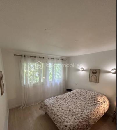 BSK Immobilier vous invite à découvrir  ce charmant appartement de 2 pièces, véritable havre de paix niché en retrait de la rue des Maronites.
​Situé au rez-de-chaussée d'une copropriété ancienne et très bien entretenue (avec gardien), ce bien bénéficie d'un cadre de vie privilégié et paisible, tout en étant au cœur d'un quartier vibrant, recherché et particulièrement commerçant.
​🏠 Les caractéristiques du bien :
​L'espace de vie : Un agréable séjour chaleureux et une cuisine séparée entièrement équipée.
​Le coin nuit : Une belle chambre avec dégagement et une salle de bain fonctionnelle.
​Luminosité & Calme : L'appartement est exposé Sud-Est, offrant une belle luminosité naturelle tout au long de la journée. Il donne entièrement sur le grand jardin intérieur arboré de la copropriété, garantissant un calme absolu.
​Les plus : Une cave saine complète ce bien.
​🚇 Un emplacement idéal et recherché :
​Transports : À seulement 5 minutes à pied de la station Ménilmontant (Ligne 2).
​Vie de quartier : À proximité immédiate des commerces de bouche, des restaurants branchés et des écoles.
​Nature : À 3 minutes à pied du magnifique Parc de Belleville et de sa vue panoramique sur tout Paris.
​🌟 L'avis du conseiller : Un bien rare sur le secteur, idéal pour un premier achat, un pied-à-terre ou un investissement locatif performant. Le combo parfait entre la vie de quartier parisienne et la sérénité d'une vue sur jardin.
Taxe Foncière : 1 070 €
Charges Annuelle : 3 900 €
Une Visite S'impose.
Contacter Moi.