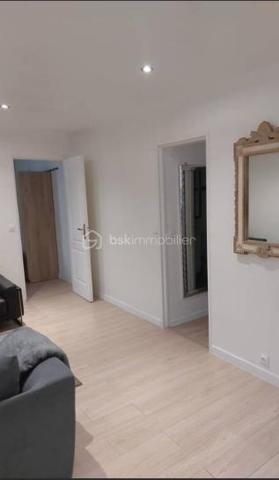 BSK Immobilier vous invite à découvrir  ce charmant appartement de 2 pièces, véritable havre de paix niché en retrait de la rue des Maronites.
​Situé au rez-de-chaussée d'une copropriété ancienne et très bien entretenue (avec gardien), ce bien bénéficie d'un cadre de vie privilégié et paisible, tout en étant au cœur d'un quartier vibrant, recherché et particulièrement commerçant.
​🏠 Les caractéristiques du bien :
​L'espace de vie : Un agréable séjour chaleureux et une cuisine séparée entièrement équipée.
​Le coin nuit : Une belle chambre avec dégagement et une salle de bain fonctionnelle.
​Luminosité & Calme : L'appartement est exposé Sud-Est, offrant une belle luminosité naturelle tout au long de la journée. Il donne entièrement sur le grand jardin intérieur arboré de la copropriété, garantissant un calme absolu.
​Les plus : Une cave saine complète ce bien.
​🚇 Un emplacement idéal et recherché :
​Transports : À seulement 5 minutes à pied de la station Ménilmontant (Ligne 2).
​Vie de quartier : À proximité immédiate des commerces de bouche, des restaurants branchés et des écoles.
​Nature : À 3 minutes à pied du magnifique Parc de Belleville et de sa vue panoramique sur tout Paris.
​🌟 L'avis du conseiller : Un bien rare sur le secteur, idéal pour un premier achat, un pied-à-terre ou un investissement locatif performant. Le combo parfait entre la vie de quartier parisienne et la sérénité d'une vue sur jardin.
Taxe Foncière : 1 070 €
Charges Annuelle : 3 900 €
Une Visite S'impose.
Contacter Moi.