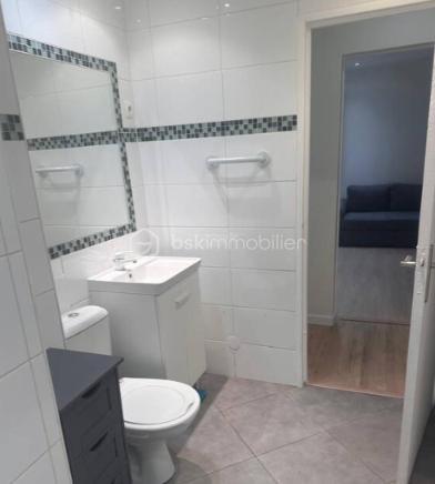 BSK Immobilier vous invite à découvrir  ce charmant appartement de 2 pièces, véritable havre de paix niché en retrait de la rue des Maronites.
​Situé au rez-de-chaussée d'une copropriété ancienne et très bien entretenue (avec gardien), ce bien bénéficie d'un cadre de vie privilégié et paisible, tout en étant au cœur d'un quartier vibrant, recherché et particulièrement commerçant.
​🏠 Les caractéristiques du bien :
​L'espace de vie : Un agréable séjour chaleureux et une cuisine séparée entièrement équipée.
​Le coin nuit : Une belle chambre avec dégagement et une salle de bain fonctionnelle.
​Luminosité & Calme : L'appartement est exposé Sud-Est, offrant une belle luminosité naturelle tout au long de la journée. Il donne entièrement sur le grand jardin intérieur arboré de la copropriété, garantissant un calme absolu.
​Les plus : Une cave saine complète ce bien.
​🚇 Un emplacement idéal et recherché :
​Transports : À seulement 5 minutes à pied de la station Ménilmontant (Ligne 2).
​Vie de quartier : À proximité immédiate des commerces de bouche, des restaurants branchés et des écoles.
​Nature : À 3 minutes à pied du magnifique Parc de Belleville et de sa vue panoramique sur tout Paris.
​🌟 L'avis du conseiller : Un bien rare sur le secteur, idéal pour un premier achat, un pied-à-terre ou un investissement locatif performant. Le combo parfait entre la vie de quartier parisienne et la sérénité d'une vue sur jardin.
Taxe Foncière : 1 070 €
Charges Annuelle : 3 900 €
Une Visite S'impose.
Contacter Moi.
