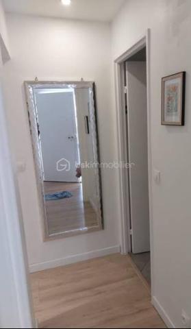 BSK Immobilier vous invite à découvrir  ce charmant appartement de 2 pièces, véritable havre de paix niché en retrait de la rue des Maronites.
​Situé au rez-de-chaussée d'une copropriété ancienne et très bien entretenue (avec gardien), ce bien bénéficie d'un cadre de vie privilégié et paisible, tout en étant au cœur d'un quartier vibrant, recherché et particulièrement commerçant.
​🏠 Les caractéristiques du bien :
​L'espace de vie : Un agréable séjour chaleureux et une cuisine séparée entièrement équipée.
​Le coin nuit : Une belle chambre avec dégagement et une salle de bain fonctionnelle.
​Luminosité & Calme : L'appartement est exposé Sud-Est, offrant une belle luminosité naturelle tout au long de la journée. Il donne entièrement sur le grand jardin intérieur arboré de la copropriété, garantissant un calme absolu.
​Les plus : Une cave saine complète ce bien.
​🚇 Un emplacement idéal et recherché :
​Transports : À seulement 5 minutes à pied de la station Ménilmontant (Ligne 2).
​Vie de quartier : À proximité immédiate des commerces de bouche, des restaurants branchés et des écoles.
​Nature : À 3 minutes à pied du magnifique Parc de Belleville et de sa vue panoramique sur tout Paris.
​🌟 L'avis du conseiller : Un bien rare sur le secteur, idéal pour un premier achat, un pied-à-terre ou un investissement locatif performant. Le combo parfait entre la vie de quartier parisienne et la sérénité d'une vue sur jardin.
Taxe Foncière : 1 070 €
Charges Annuelle : 3 900 €
Une Visite S'impose.
Contacter Moi.