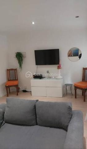 BSK Immobilier vous invite à découvrir  ce charmant appartement de 2 pièces, véritable havre de paix niché en retrait de la rue des Maronites.
​Situé au rez-de-chaussée d'une copropriété ancienne et très bien entretenue (avec gardien), ce bien bénéficie d'un cadre de vie privilégié et paisible, tout en étant au cœur d'un quartier vibrant, recherché et particulièrement commerçant.
​🏠 Les caractéristiques du bien :
​L'espace de vie : Un agréable séjour chaleureux et une cuisine séparée entièrement équipée.
​Le coin nuit : Une belle chambre avec dégagement et une salle de bain fonctionnelle.
​Luminosité & Calme : L'appartement est exposé Sud-Est, offrant une belle luminosité naturelle tout au long de la journée. Il donne entièrement sur le grand jardin intérieur arboré de la copropriété, garantissant un calme absolu.
​Les plus : Une cave saine complète ce bien.
​🚇 Un emplacement idéal et recherché :
​Transports : À seulement 5 minutes à pied de la station Ménilmontant (Ligne 2).
​Vie de quartier : À proximité immédiate des commerces de bouche, des restaurants branchés et des écoles.
​Nature : À 3 minutes à pied du magnifique Parc de Belleville et de sa vue panoramique sur tout Paris.
​🌟 L'avis du conseiller : Un bien rare sur le secteur, idéal pour un premier achat, un pied-à-terre ou un investissement locatif performant. Le combo parfait entre la vie de quartier parisienne et la sérénité d'une vue sur jardin.
Taxe Foncière : 1 070 €
Charges Annuelle : 3 900 €
Une Visite S'impose.
Contacter Moi.