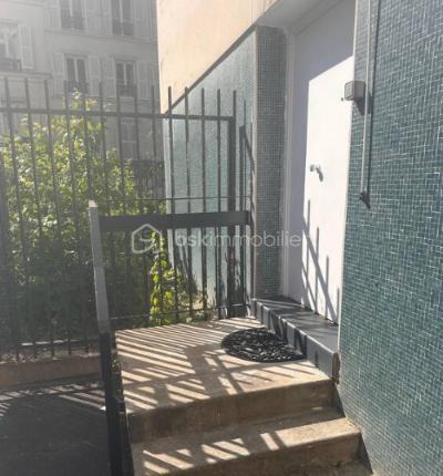 BSK Immobilier vous invite à découvrir  ce charmant appartement de 2 pièces, véritable havre de paix niché en retrait de la rue des Maronites.
​Situé au rez-de-chaussée d'une copropriété ancienne et très bien entretenue (avec gardien), ce bien bénéficie d'un cadre de vie privilégié et paisible, tout en étant au cœur d'un quartier vibrant, recherché et particulièrement commerçant.
​🏠 Les caractéristiques du bien :
​L'espace de vie : Un agréable séjour chaleureux et une cuisine séparée entièrement équipée.
​Le coin nuit : Une belle chambre avec dégagement et une salle de bain fonctionnelle.
​Luminosité & Calme : L'appartement est exposé Sud-Est, offrant une belle luminosité naturelle tout au long de la journée. Il donne entièrement sur le grand jardin intérieur arboré de la copropriété, garantissant un calme absolu.
​Les plus : Une cave saine complète ce bien.
​🚇 Un emplacement idéal et recherché :
​Transports : À seulement 5 minutes à pied de la station Ménilmontant (Ligne 2).
​Vie de quartier : À proximité immédiate des commerces de bouche, des restaurants branchés et des écoles.
​Nature : À 3 minutes à pied du magnifique Parc de Belleville et de sa vue panoramique sur tout Paris.
​🌟 L'avis du conseiller : Un bien rare sur le secteur, idéal pour un premier achat, un pied-à-terre ou un investissement locatif performant. Le combo parfait entre la vie de quartier parisienne et la sérénité d'une vue sur jardin.
Taxe Foncière : 1 070 €
Charges Annuelle : 3 900 €
Une Visite S'impose.
Contacter Moi.