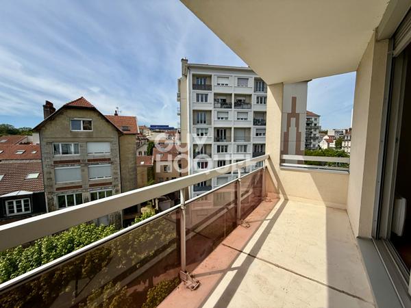 Dernier étage avec vue sur tout Besançon pour ce studio meublé