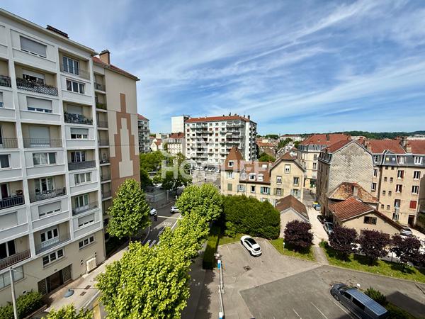 Dernier étage avec vue sur tout Besançon pour ce studio meublé