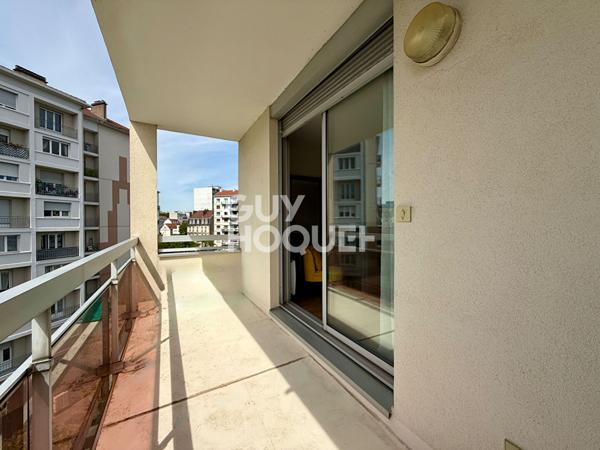 Dernier étage avec vue sur tout Besançon pour ce studio meublé