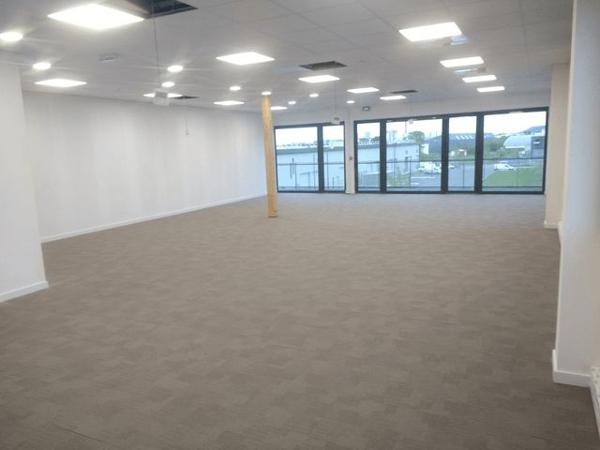 Local commercial 3 pièces T3 F3 122.4 m² à Beynost 110 ET 204 RUE DU CHAT BOTTE 01700 à louer