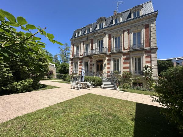 Propriete
                                                                                                                                                                                                                                                                                                                        15 pièce(s)                                                                                                                                                                                                          9 chambre(s)                                                                                                                                                                                                          450  m²