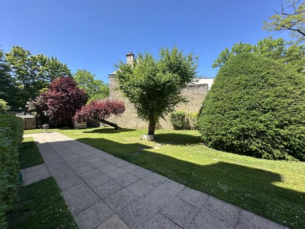 Propriete
                                                                                                                                                                                                                                                                                                                        15 pièce(s)                                                                                                                                                                                                          9 chambre(s)                                                                                                                                                                                                          450  m²