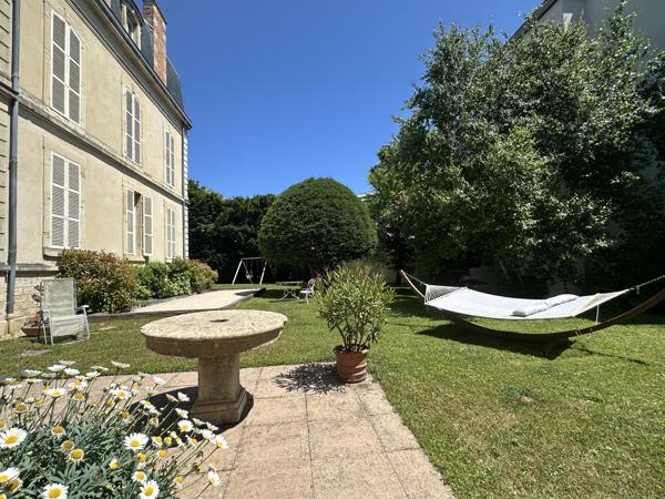 Propriete
                                                                                                                                                                                                                                                                                                                        15 pièce(s)                                                                                                                                                                                                          9 chambre(s)                                                                                                                                                                                                          450  m²