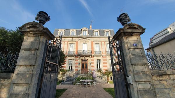 Propriete
                                                                                                                                                                                                                                                                                                                        15 pièce(s)                                                                                                                                                                                                          9 chambre(s)                                                                                                                                                                                                          450  m²
