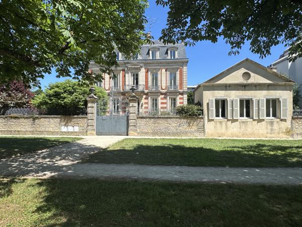 Propriete
                                                                                                                                                                                                                                                                                                                        15 pièce(s)                                                                                                                                                                                                          9 chambre(s)                                                                                                                                                                                                          450  m²