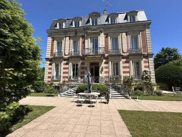 Propriete
                                                                                                                                                                                                                                                                                                                        15 pièce(s)                                                                                                                                                                                                          9 chambre(s)                                                                                                                                                                                                          450  m²