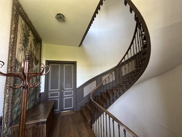 Propriete
                                                                                                                                                                                                                                                                                                                        15 pièce(s)                                                                                                                                                                                                          9 chambre(s)                                                                                                                                                                                                          450  m²