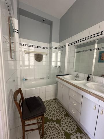 Propriete
                                                                                                                                                                                                                                                                                                                        15 pièce(s)                                                                                                                                                                                                          9 chambre(s)                                                                                                                                                                                                          450  m²