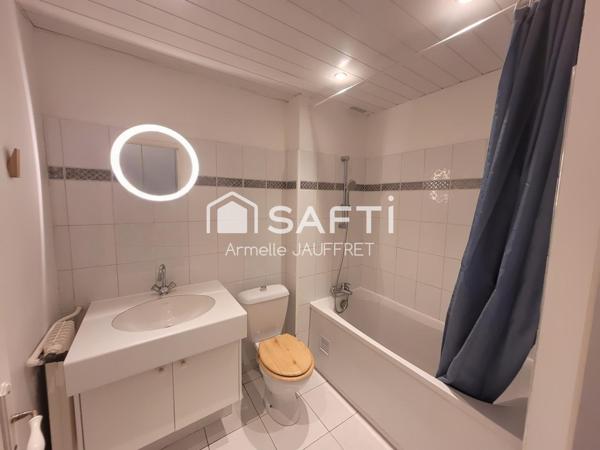 Plein centre, gare à 1,3km, belle surface, balcon