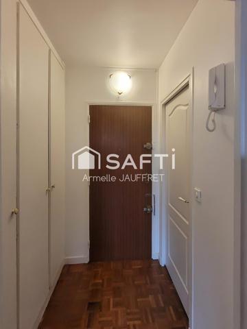 Plein centre, gare à 1,3km, belle surface, balcon