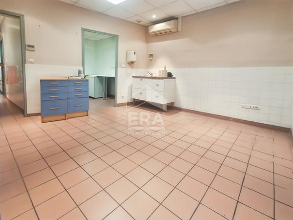 Murs commerciaux de 64 m²  à la vente