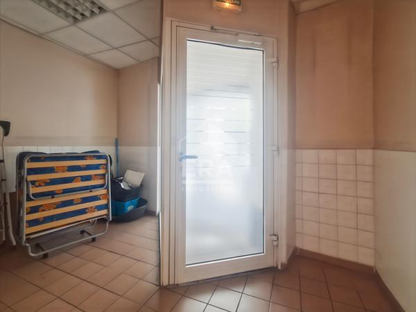 Murs commerciaux de 64 m²  à la vente