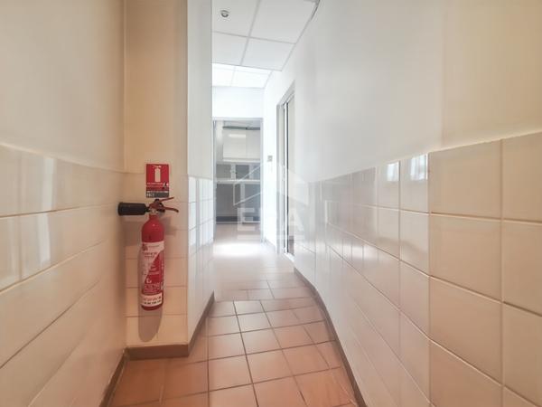 Murs commerciaux de 64 m²  à la vente
