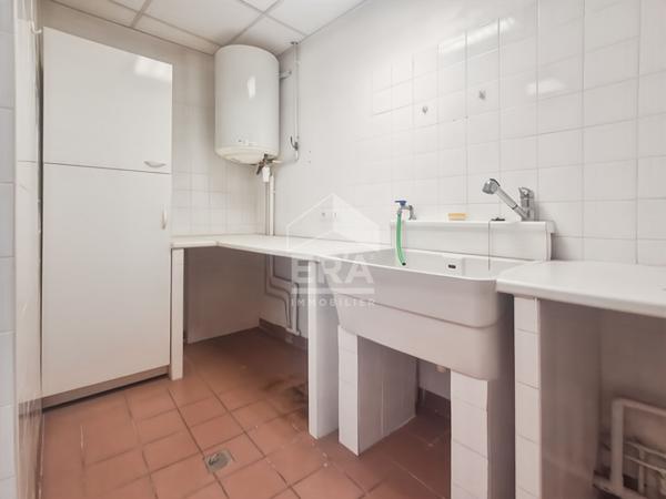 Murs commerciaux de 64 m²  à la vente