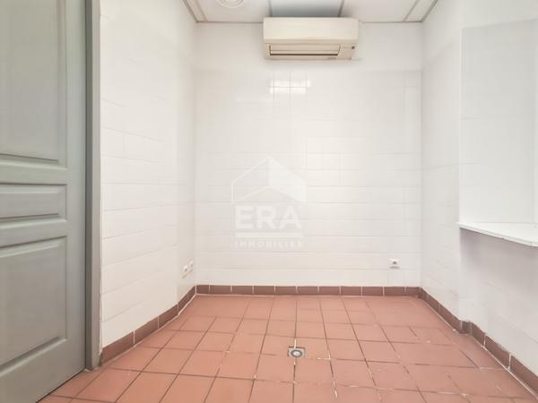Murs commerciaux de 64 m²  à la vente
